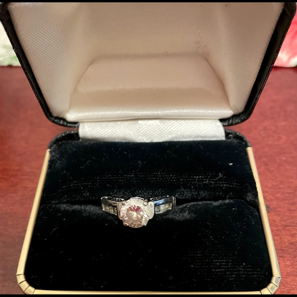 Cubic zirconia round cut fashion ring